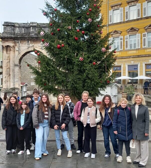 Terenska nastava: Sajam knjiga, posjet studiju HRT/Radio Pula – L’uscita didattica a Pola: la Fiera del libro, visita allo studio HRT/Radio Pola